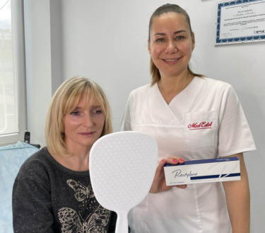 Човган Ельвіра з препаратом Restylane стоїть біля клієнтки після процедури збільшення губ