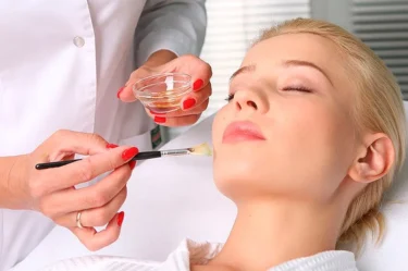 Нанесення пілінгу на обличчя