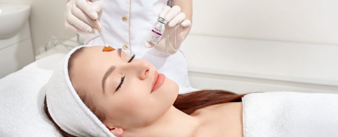 Нанесення пілінгу prx-t 33 з флакончиком в руках