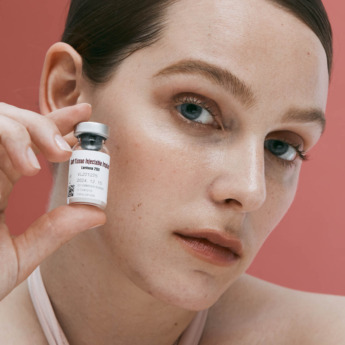 Модель тримає флакон препарату Lenisna 200