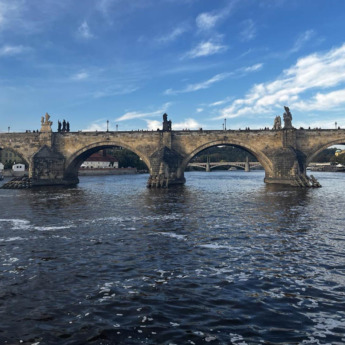 Прага, Hyalual і майбутнє естетичної медицини: нові підходи з Alexa та Algeness у руках професіоналів