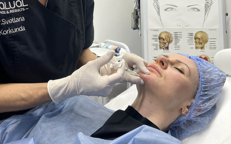 Світлана Коркунда робить ін'єкції препаратом Algeness